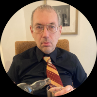 Tom řečený "Dlouhán". Účetní, který ví příliš mnoho. Umí počítat cizí peníze i vlastní strach. Každé číslo má stín – a on je všechny zná jménem...