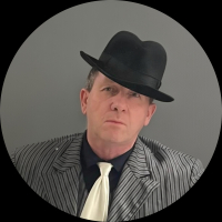 Oldřich řečený "Cizinec". Vládce špinavého podsvětí. Nehraje karty. Hraje lidi. V jeho podniku se neprohrává – tam se mizí. Muž, kterému patří sklepení i ticho v něm...