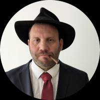 Martin řečený "Grizly". Tvrdý vymahač. Nemluví zbytečně. Když už ano, někdo zaplatí – a většinou to není hotově...