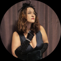 Principálka souboru Dženy řečená "Spravedlivá". Žena, která nikoho nešetří. Muži kvůli ní zapomínají své jméno i pojistku...