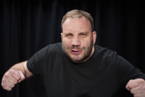 Martin. Hora, co k tobě jen tak nepřijde. Síla s humorem boha logiky. Směje se… a mezitím přepisuje pravidla!