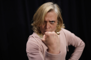 Lada. Ohýbá realitu jen tak mimochodem. Když natáhne ruku, svět poslušně drží tvar. Femme fatale i naivka souboru!