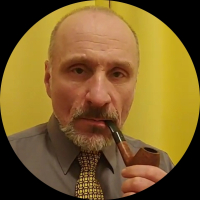 Josef řečený "Pepe". Policista na hraně zákona. Dým z jeho dýmky je hustší než jeho spisy. Spravedlnost? Záleží, kdo platí kávu...