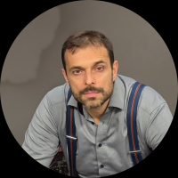 Tomasito řečený "Kšanda". Detektiv, který věří jen faktům. A ani těm ne moc. Šle drží kalhoty i poslední zbytky jeho víry ve spravedlnost...