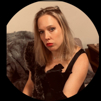 Tereza řečená "Ledová Královna". Vysněná milenka každého gangstera. Polibek studený jako ocel. V kabelce rtěnku, pudr a plán B...