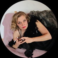 Lada řečená "Lady L". Unavená barová zpěvačka, která ví, jak chutná levné víno i drahé sliby. Její hlas láme srdce i alibi...