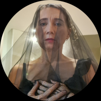 Kateřina řečená "Černá Královna". Truchlící vdova, která pláče přesně tolik, kolik je potřeba. Manžel zemřel přirozeně. Nepřirozené bylo jen to, jak rychle podepsal závěť...