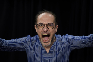 Rado. Cudzinec, který umí zachytit okamžik jako nikdo jiný. Hlas, který trhá realitu. Když spustí, není kam utéct, jste jeho!