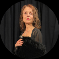 Katja řečená „Kety“. Bývalá hvězda nočního klubu. Zpívá o lásce, ale věří jen v přežití. Samet skrývá drápy...