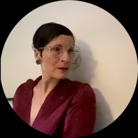 Petronela řečená "Nevyzpytatelná". Tajemná svědkyně, viděla víc, než je zdrávo. Mluví málo, ale když promluví, někdo zmizí ze scény...