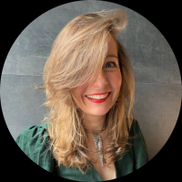 Pavla řečená "Šedá Eminence". Přepisuje dopisy, maže stopy a pamatuje si víc než policejní archiv. V kanceláři vaří kávu. V zákulisí vaří převrat. Kdo ji podcení, skončí založený ve složce „vyřešeno“...